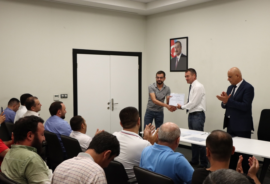 Taksi sürücülərinə şəhadətnamələr təqdim olunub