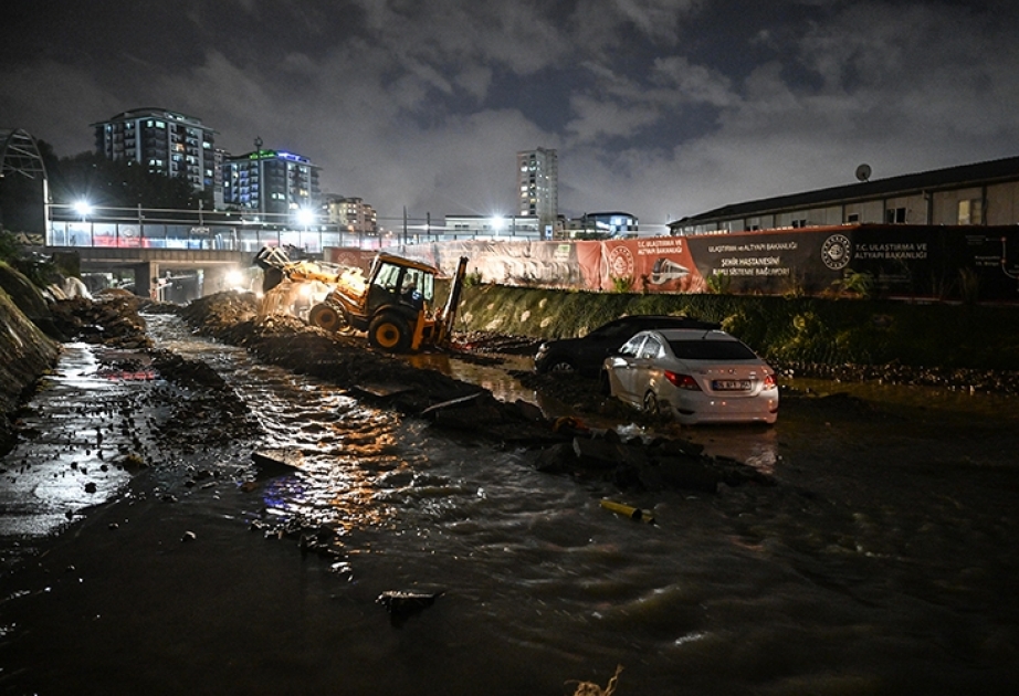 İstanbulda sel suları 2 nəfərin ölümünə səbəb olub