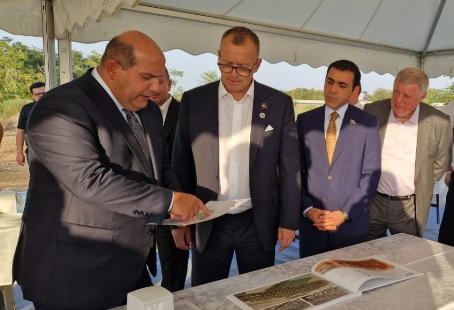 Le président du Conseil national slovaque prend connaissance du projet « Village intelligent » à Aghdam
