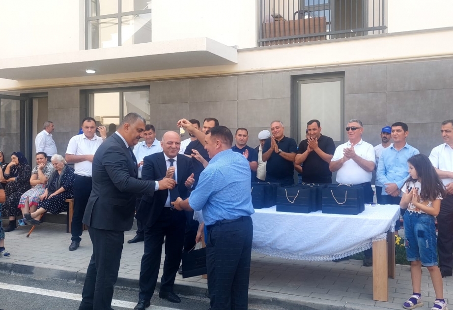 Füzuli şəhərində daha 25 ailəyə evlərin açarları təqdim olunub  FOTO