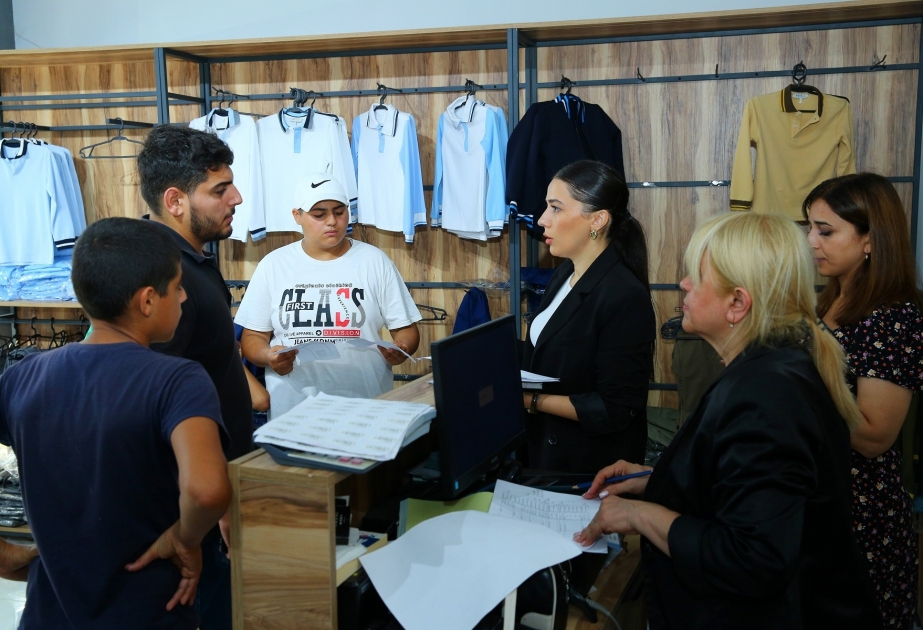 Binəqədidə aztəminatlı ailələrin uşaqlarına məktəbli formaları verilib