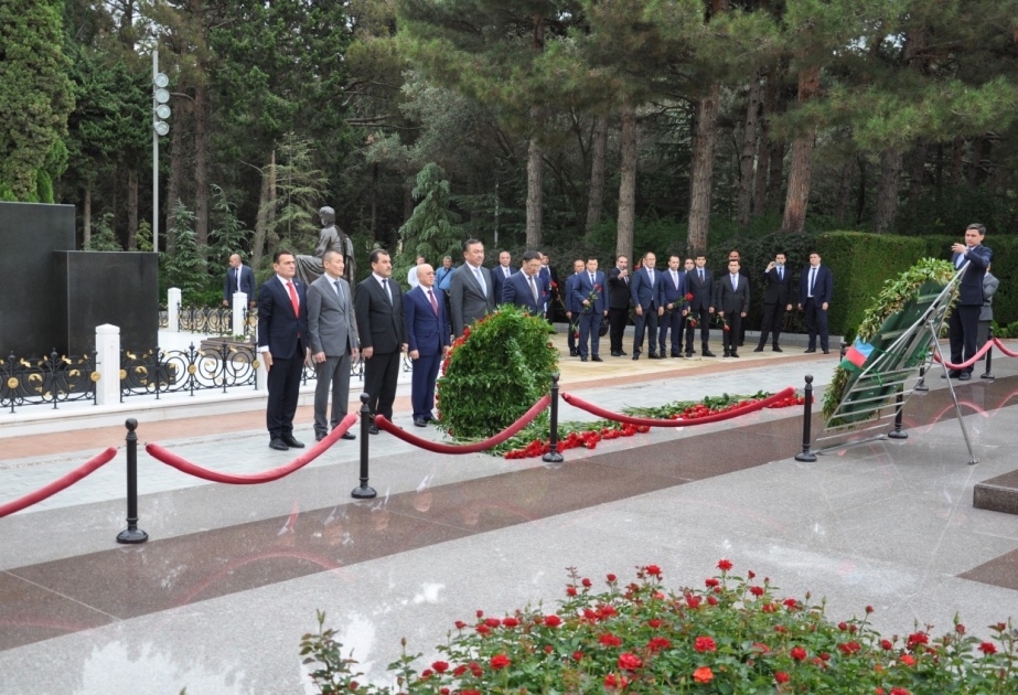 TDT-yə üzv və müşahidəçi ölkələrin nümayəndələri Ulu Öndərin məzarını və Şəhidlər xiyabanını ziyarət ediblər