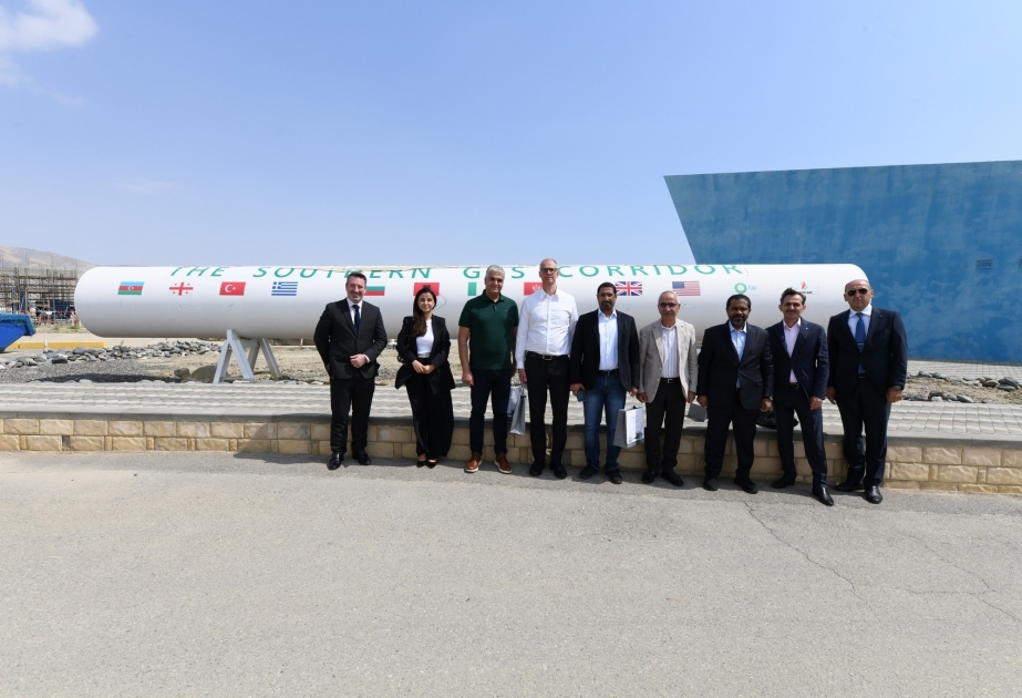 مجموعة من كبار موظفي شركة أدنوك الإماراتية يزورون محطة سانجاشال