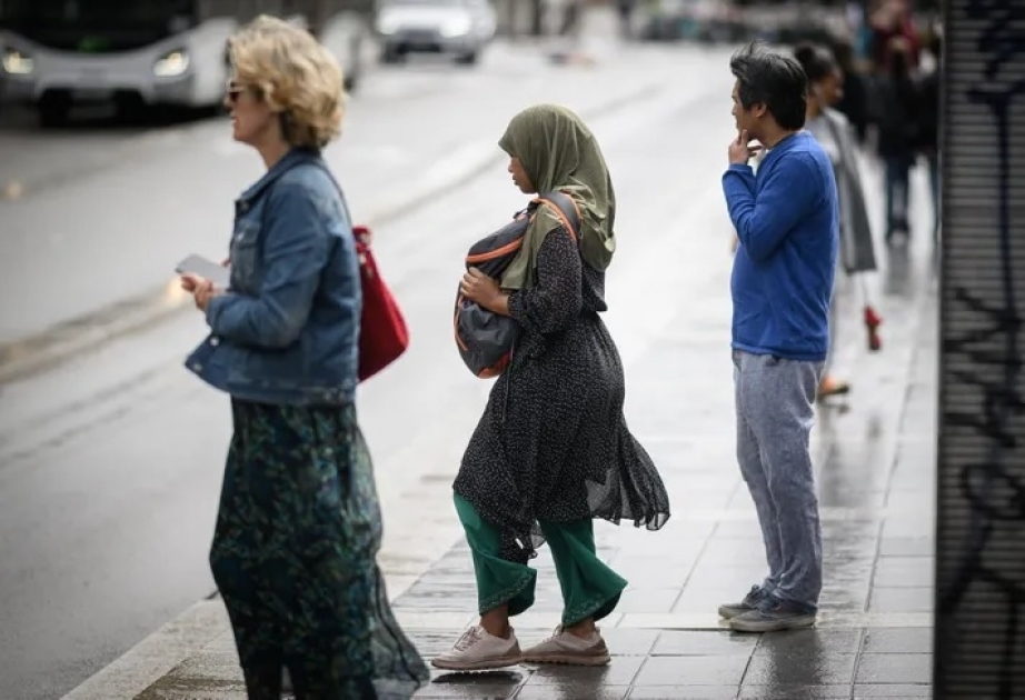 Əbayəni qadağa etmək islamofobiyanı alovlandırmaq məqsədi daşıyır