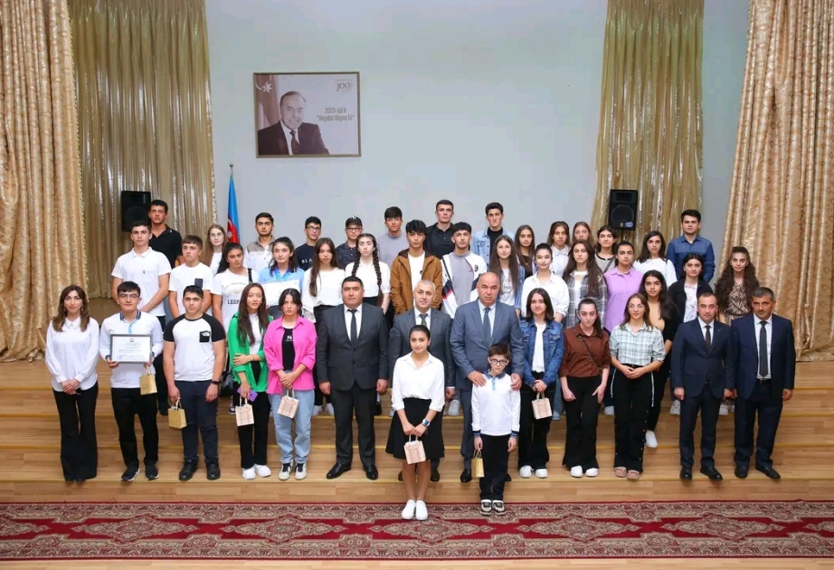 Qəbul imtahanlarında yüksək nəticə göstərən oğuzlu məzunlar mükafatlandırılıblar
