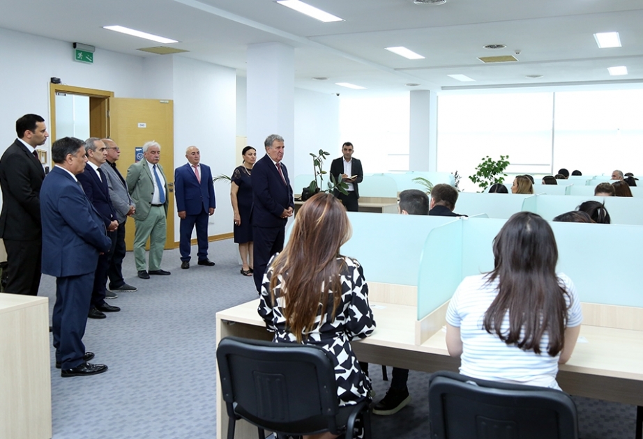 Akademik İsa Həbibbəyli fəlsəfə fənni üzrə qəbul imtahanının gedişatı ilə tanış olub