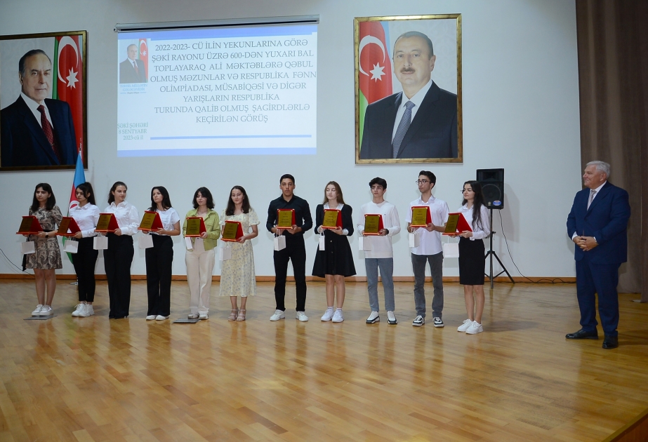 Ali məktəblərə yüksək balla qəbul olmuş şəkili məzunlar mükafatlandırılıb