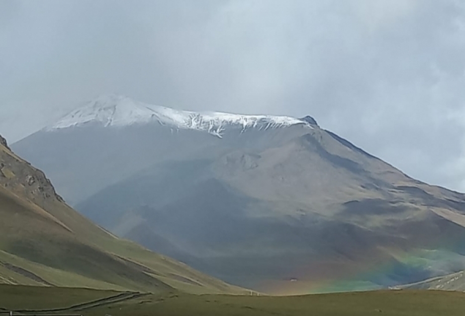 Sommerschnee auf Höhen von Schahdag