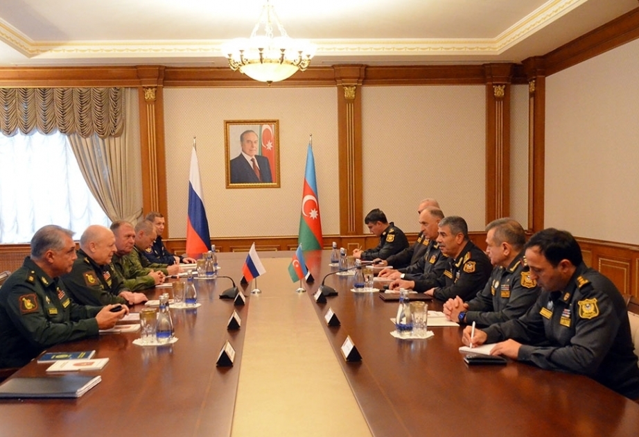 Министр обороны Азербайджана принял нового командующего российским миротворческим контингентом