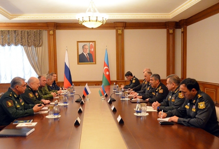 Azerbaijani defense minister meets with new commander of Russian peacekeeping forces