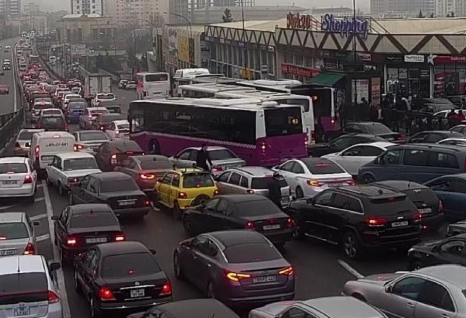 Paytaxtda avtobusların hərəkət intervalında gecikmələr müşahidə edilir