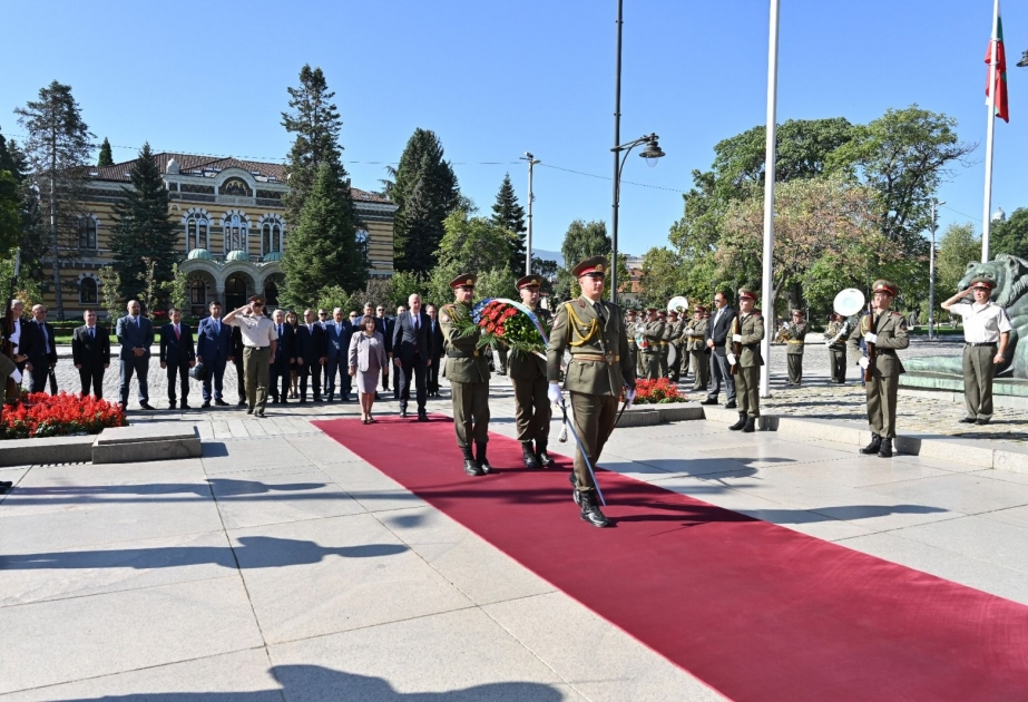 Milli Məclisin sədri Sofiya şəhərində “Naməlum əsgər” abidəsini ziyarət edib
