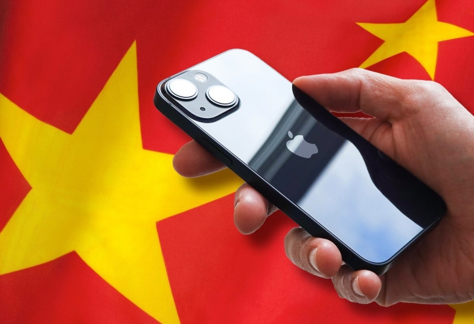 Pekin “iPhone” qurğularının qadağan olunması barədə xəbərləri təkzib edib