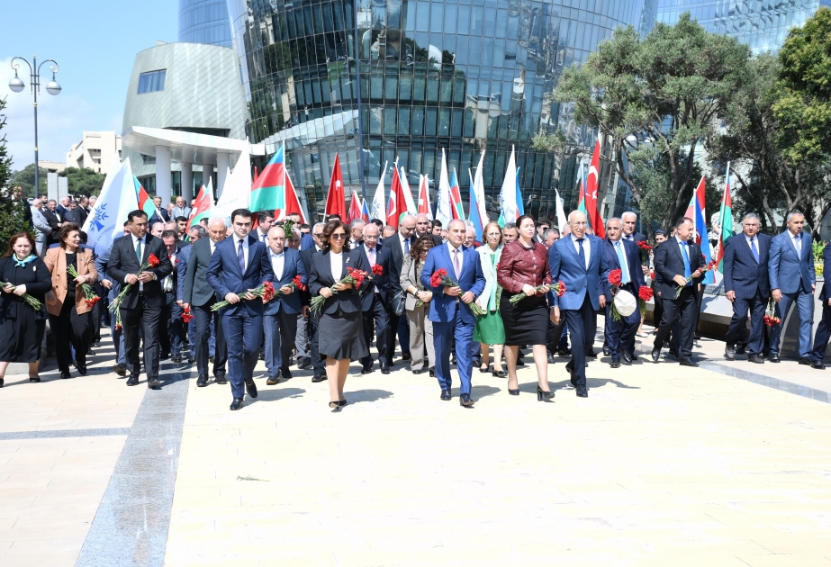 YAP nümayəndələri Şəhidlər xiyabanını və “Türk şəhidliyi” abidəsini ziyarət ediblər