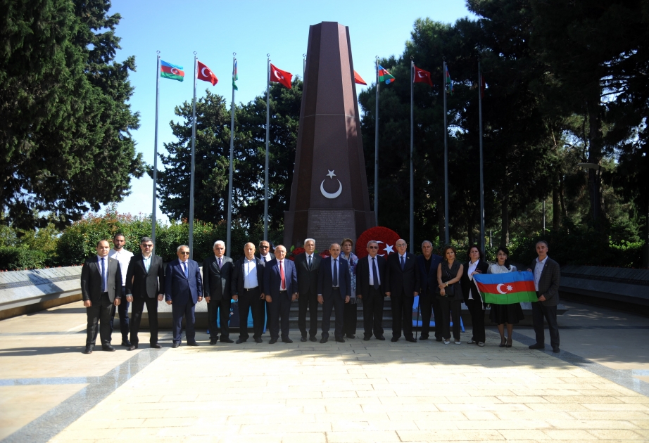 Qərbi Azərbaycan İcmasının rəhbər heyəti “Türk şəhidliyi” abidəsini ziyarət edib