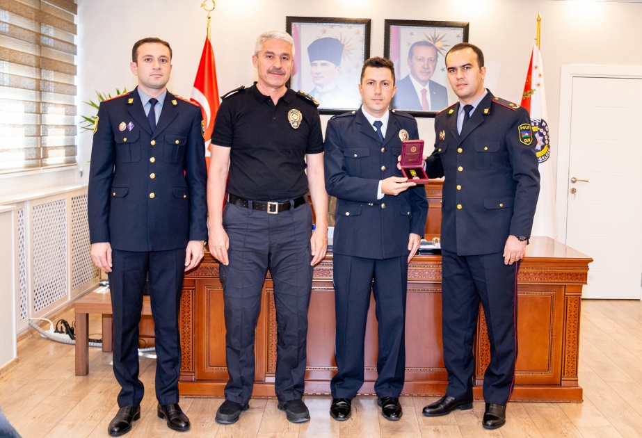 Azərbaycan Bayrağına ehtirama görə Türkiyənin polis məmuru mükafatlandırılıb