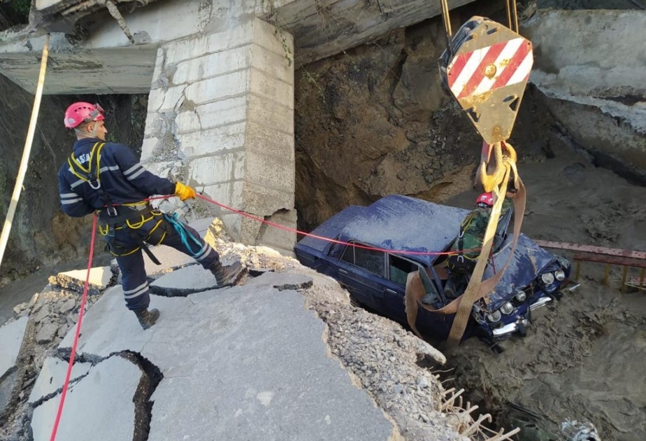 Xaçmazda körpünün uçması nəticəsində çay yatağına düşən avtomobil çıxarılıb