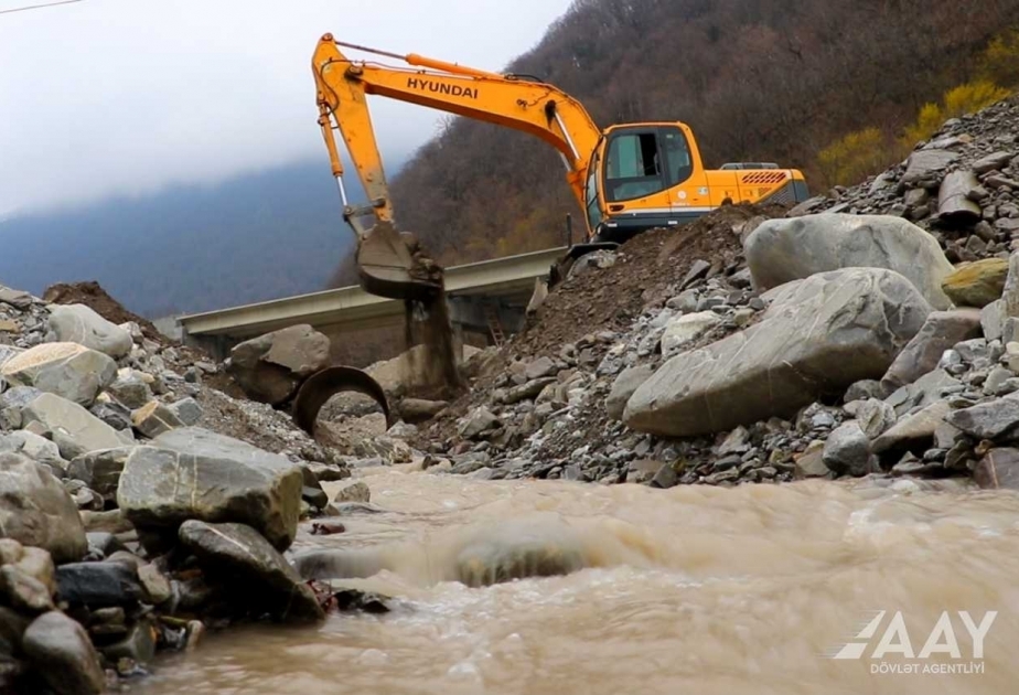 Паводковые воды повредили два автомобильных моста в Лерикском районе