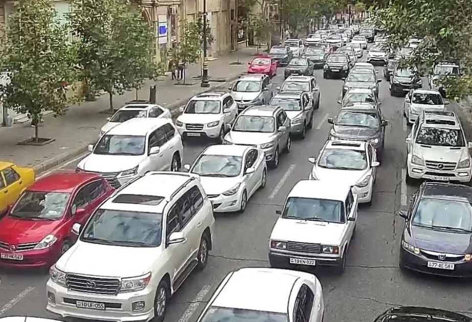 Paytaxtın bir sıra yollarında nəqliyyat sıxlığı müşahidə olunur