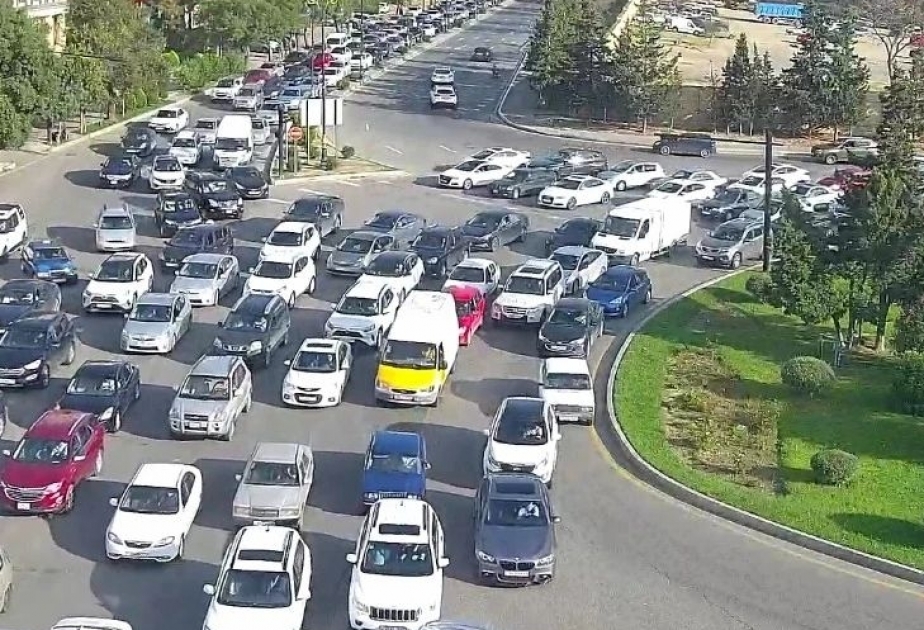 Paytaxtın bir sıra yollarında nəqliyyat sıxlığı müşahidə olunur