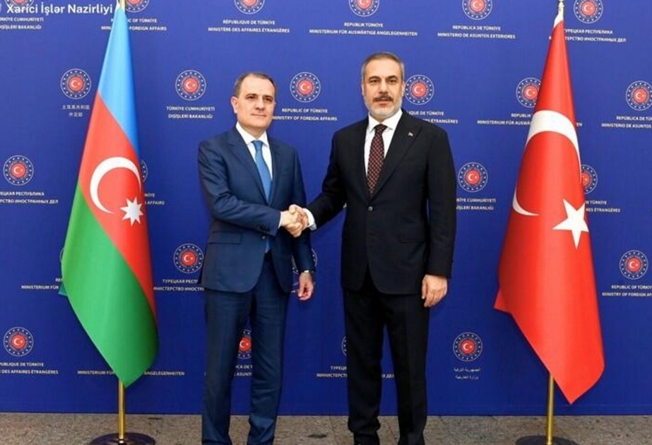 Djeyhoun Baïramov et Hakan Fidan discutent de la situation actuelle dans la région