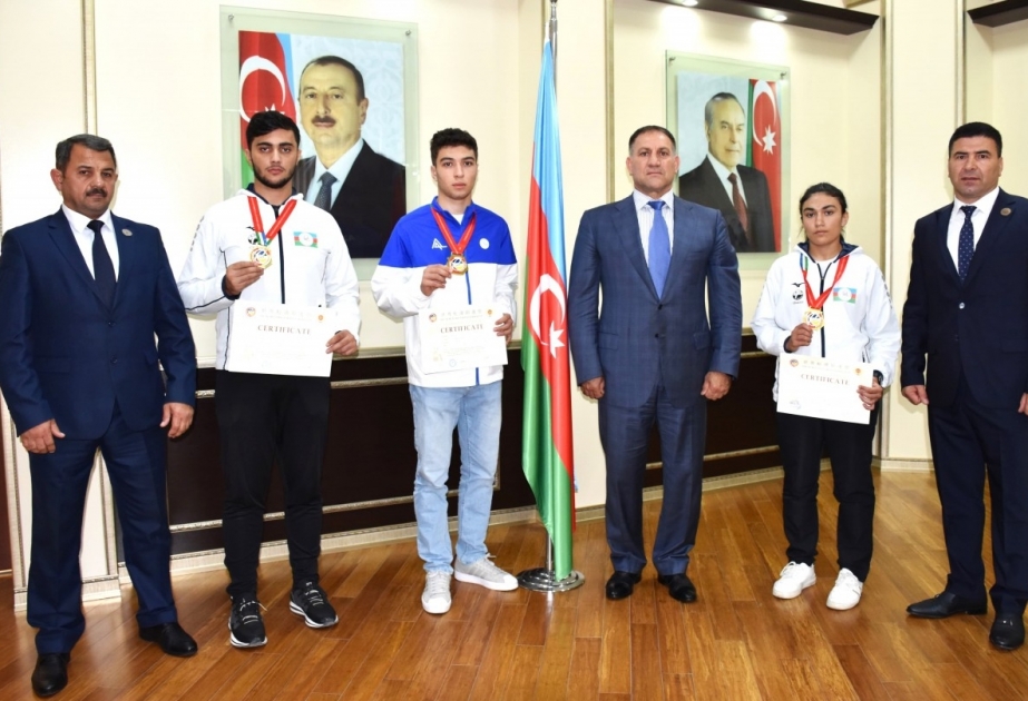 Füzuli Musayev dünya çempionatında yüksək nəticələr əldə etmiş karateçilərlə görüşüb