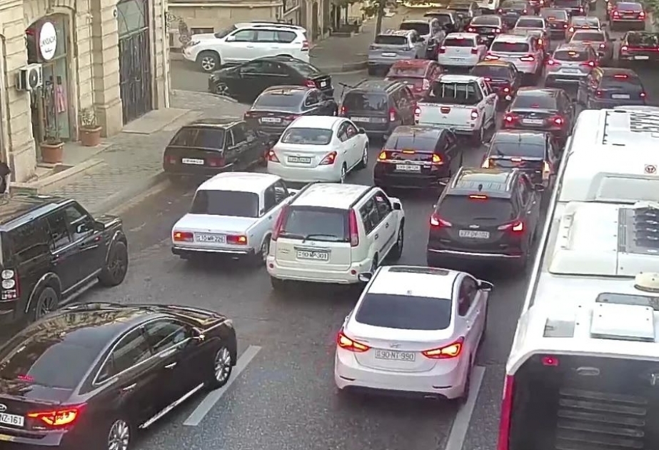 Paytaxtın bir sıra yollarında tıxac yaranıb