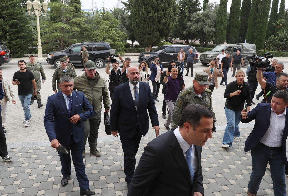 Representatives of Armenian residents of Karabakh head to Yevlakh for meeting VIDEO