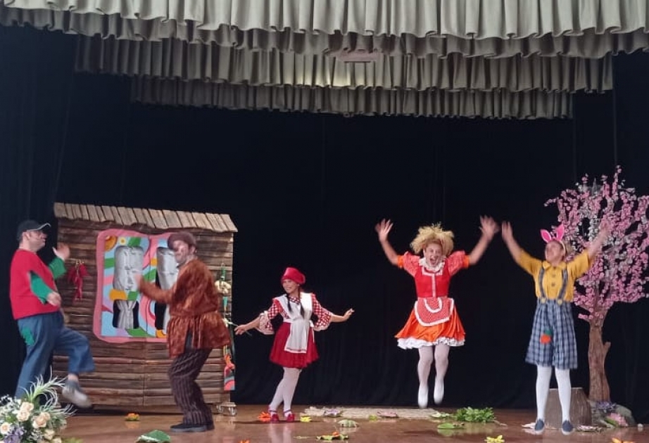 Gənc Tamaşaçılar Teatrı Qusarda azyaşlı tamaşaçıları “Qırmızı papaq"la sevindirib