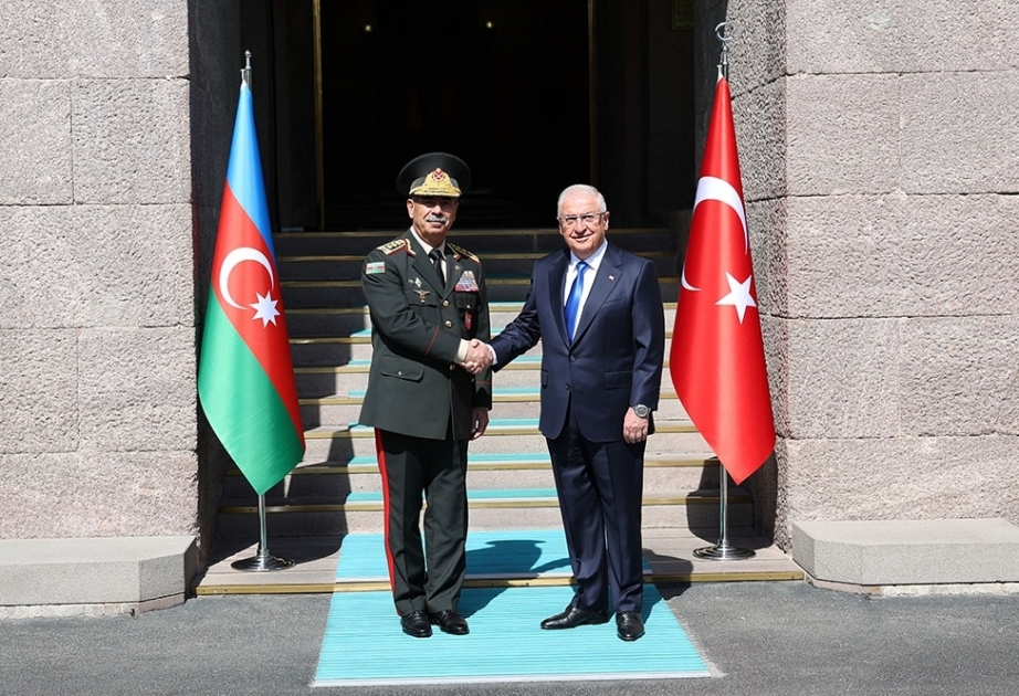 Ministro de Defensa Nacional de Türkiye felicita a su homólogo azerbaiyano