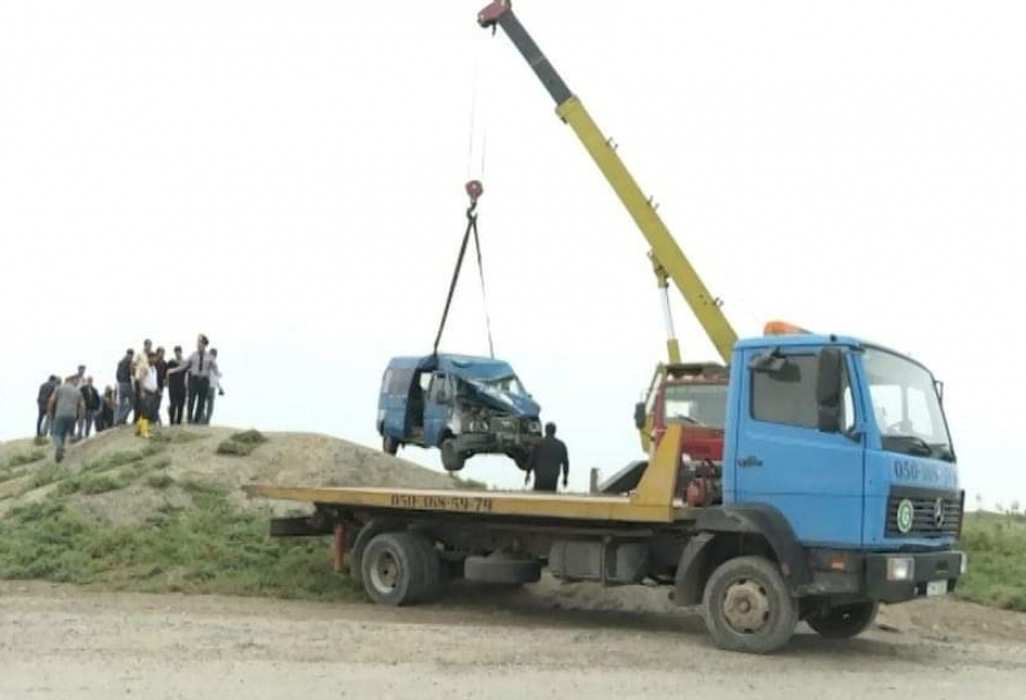 Salyanda mikroavtobus su kanalına düşüb, bir nəfər ölüb VİDEO