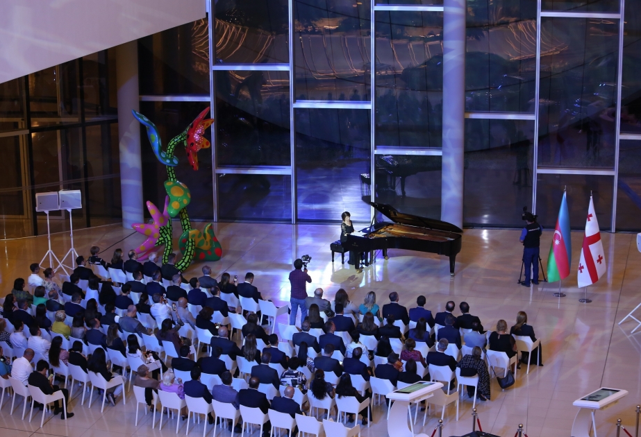 La pianiste géorgienne Elisso Bolkvadze se produit au Centre Heydar Aliyev