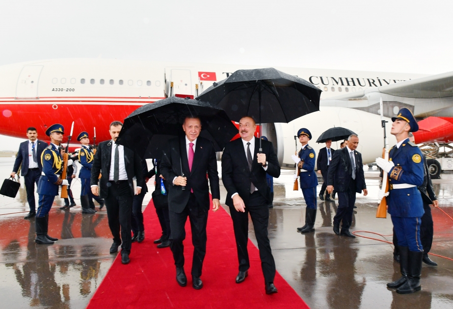 Visite officielle du président turc au Nakhtchivan Cérémonie d’accueil à l’Aéroport international de Nakhtchivan VIDEO