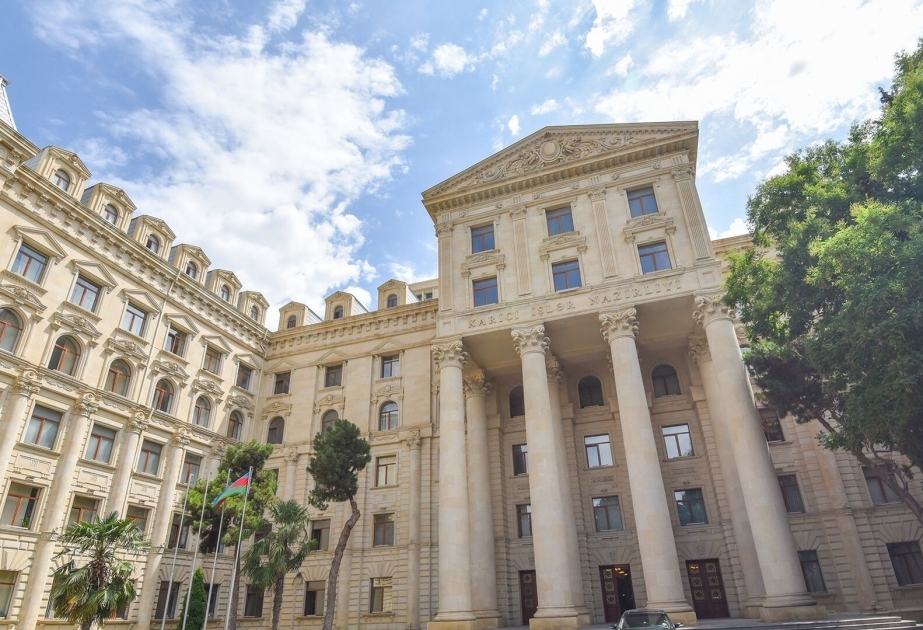 La Cancillería de Azerbaiyán respondió al Presidente francés