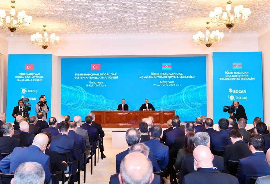 La firma del protocolo de intenciones sobre la construcción del ferrocarril Kars-Najchiván es un acontecimiento histórico