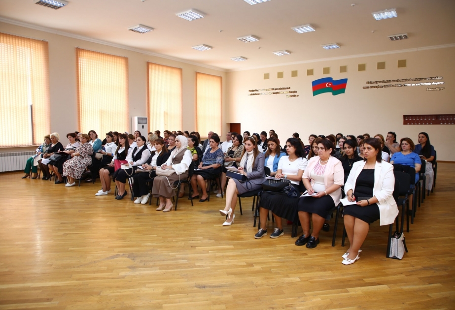 Paytaxt məktəblərinin metodbirləşmə rəhbərləri üçün illik metodik toplantılar keçirilir