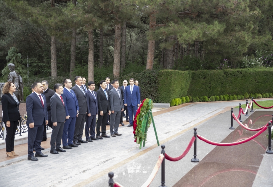 TDT-nin Kənd Təsərrüfatı Nazirlərinin II Toplantısının iştirakçıları Fəxri xiyaban və Şəhidlər xiyabanını ziyarət ediblər