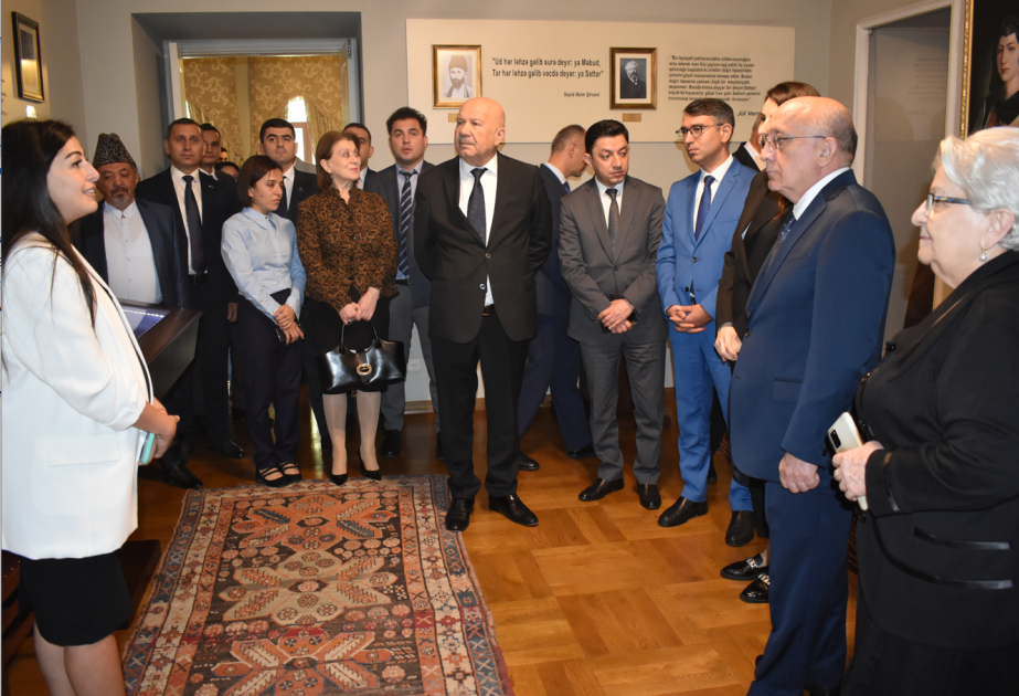 DQİDK sədri Tbilisidəki Azərbaycan Mədəniyyəti Muzeyinə qiymətli kitablar hədiyyə edib