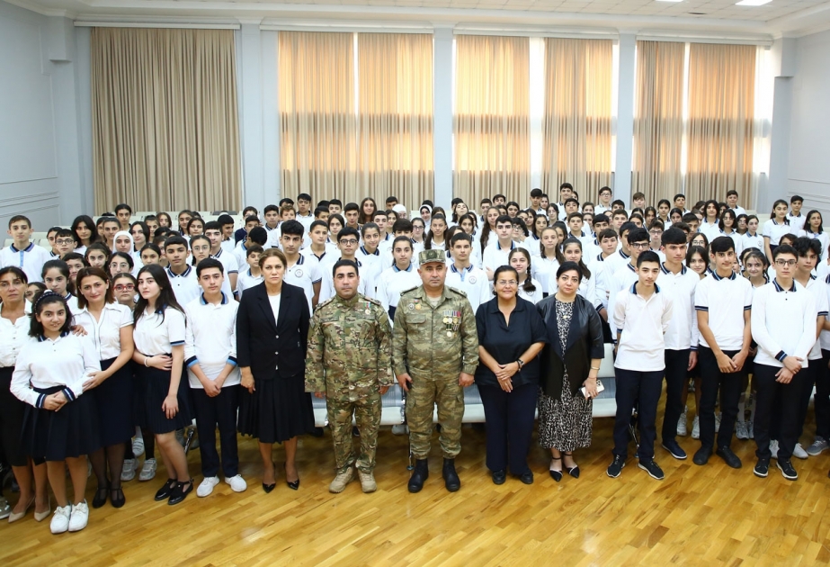 Vətən Müharibəsi Qəhrəmanı məktəblilərlə görüşüb