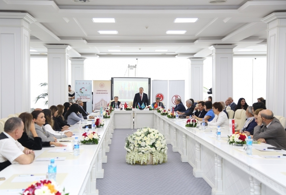 Beynəlxalq Oğuz Türkcəsi Konfransı öz işini bölmə iclası ilə davam etdirib