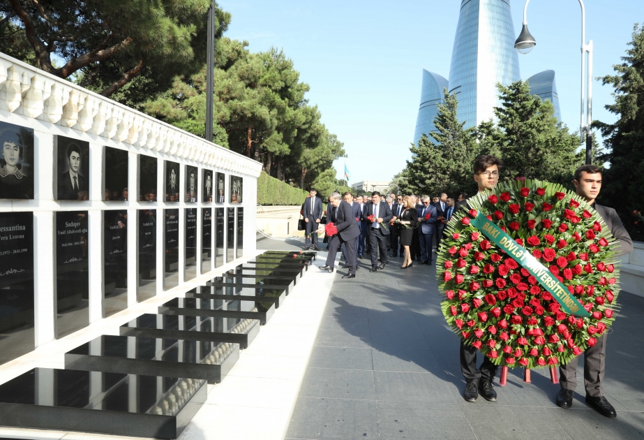 BDU-nun kollektivi Fəxri xiyabanı və Şəhidlər xiyabanını ziyarət edib
