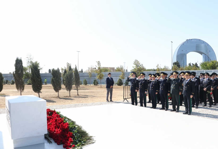 Baş Prokurorluğun rəhbər heyəti inşası davam etdirilən Zəfər Parkında olub