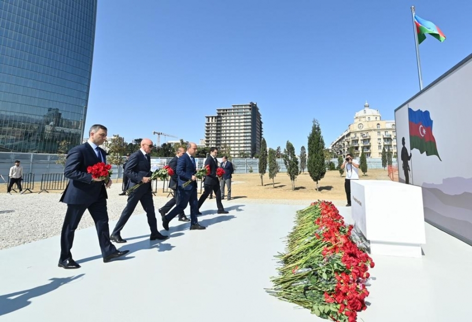 Elm və Təhsil Nazirliyinin kollektivi şəhidlərin xatirəsini yad edib