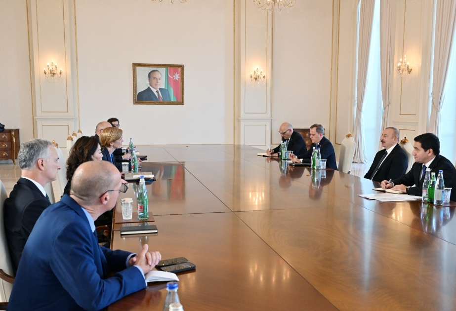 Präsident Ilham Aliyev empfängt Sonderbeauftragte von US-Präsident, stellvertretende Staatssekretärin für Europa und eurasische Angelegenheiten und leitenden Berater des US-Außenministeriums für Kaukasusverhandlungen AKTUALISIERT VIDEO