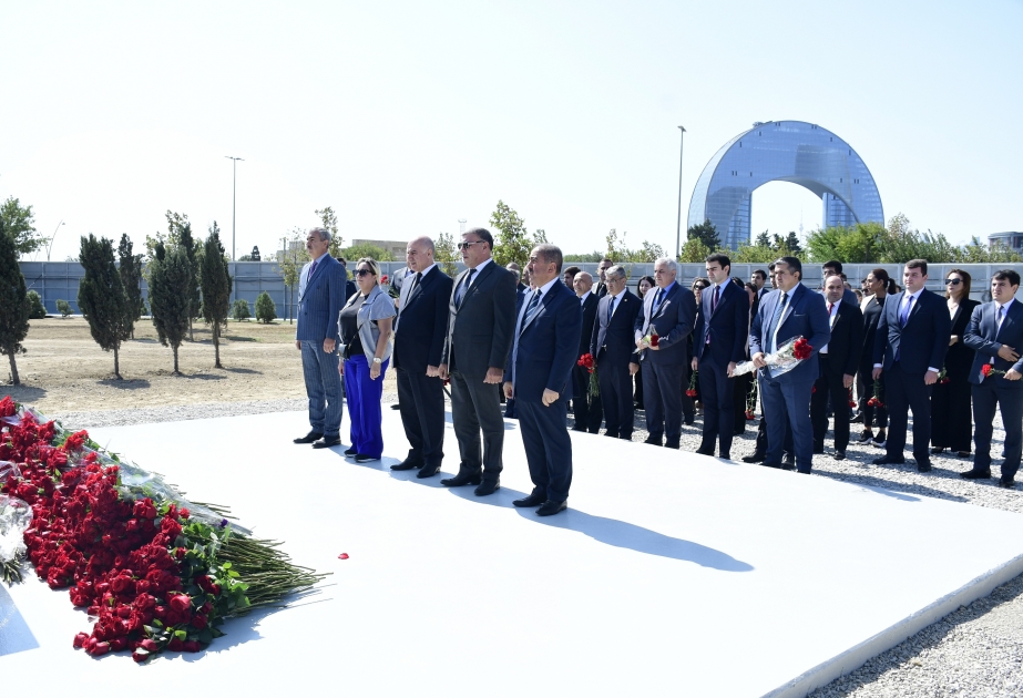 Yeni Azərbaycan Partiyasının nümayəndələri Zəfər parkında olublar