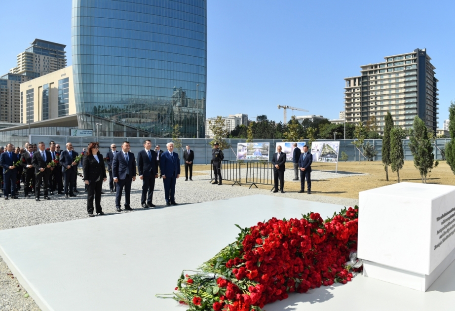 İqtisadiyyat Nazirliyinin kollektivi Zəfər parkında olub, şəhidlərin xatirəsini yad edib