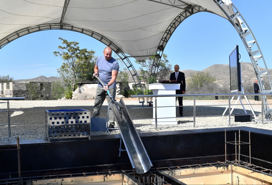 El Presidente de Azerbaiyán colocó la primera piedra de la aldea de Zangilan