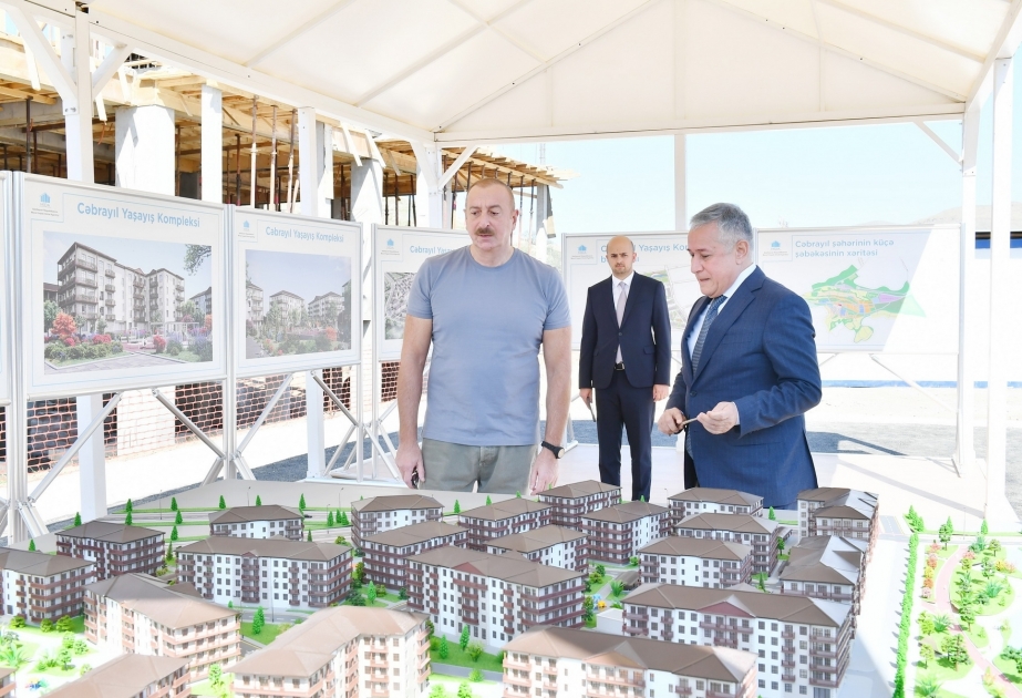 El Presidente Ilham Aliyev se familiarizó con las obras de construcción en el complejo residencial Jabrayil
