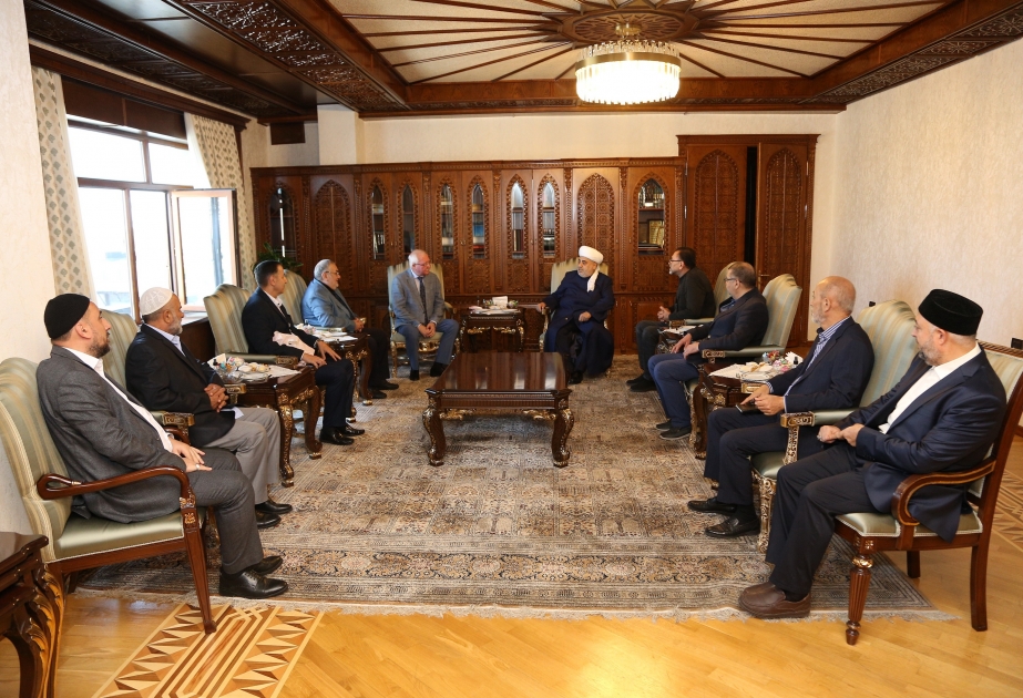 Allahşükür Paşazadə Təzəpir məscidini inşa etdirmiş xeyriyyəçinin nəvəsi ilə görüşüb