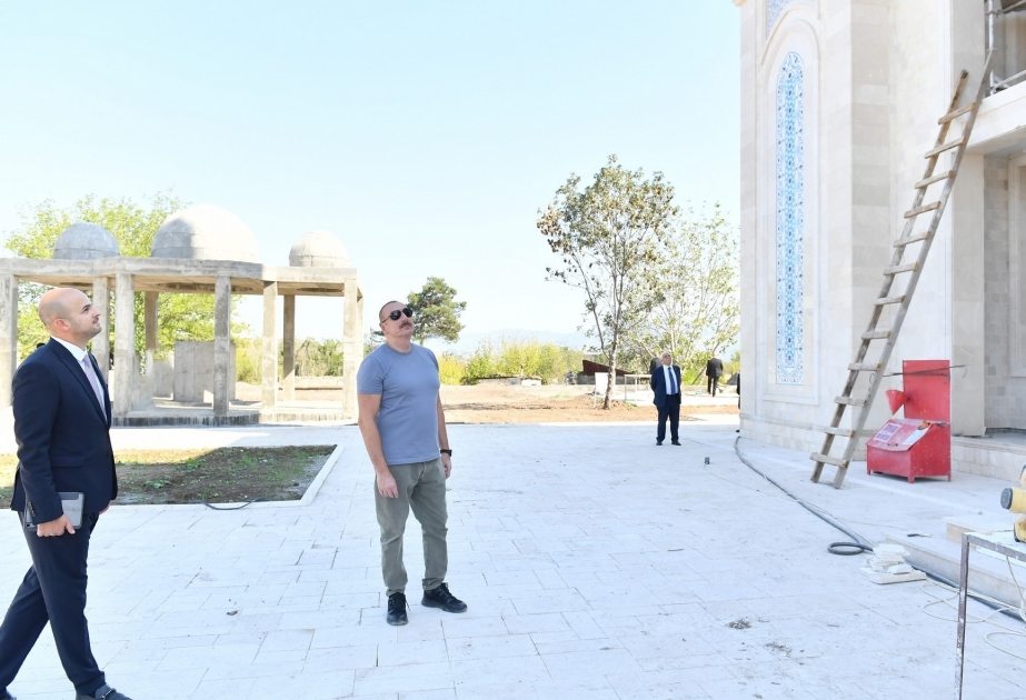El Presidente Ilham Aliyev se familiariza con las obras realizadas en la mezquita de la ciudad de Zangilan